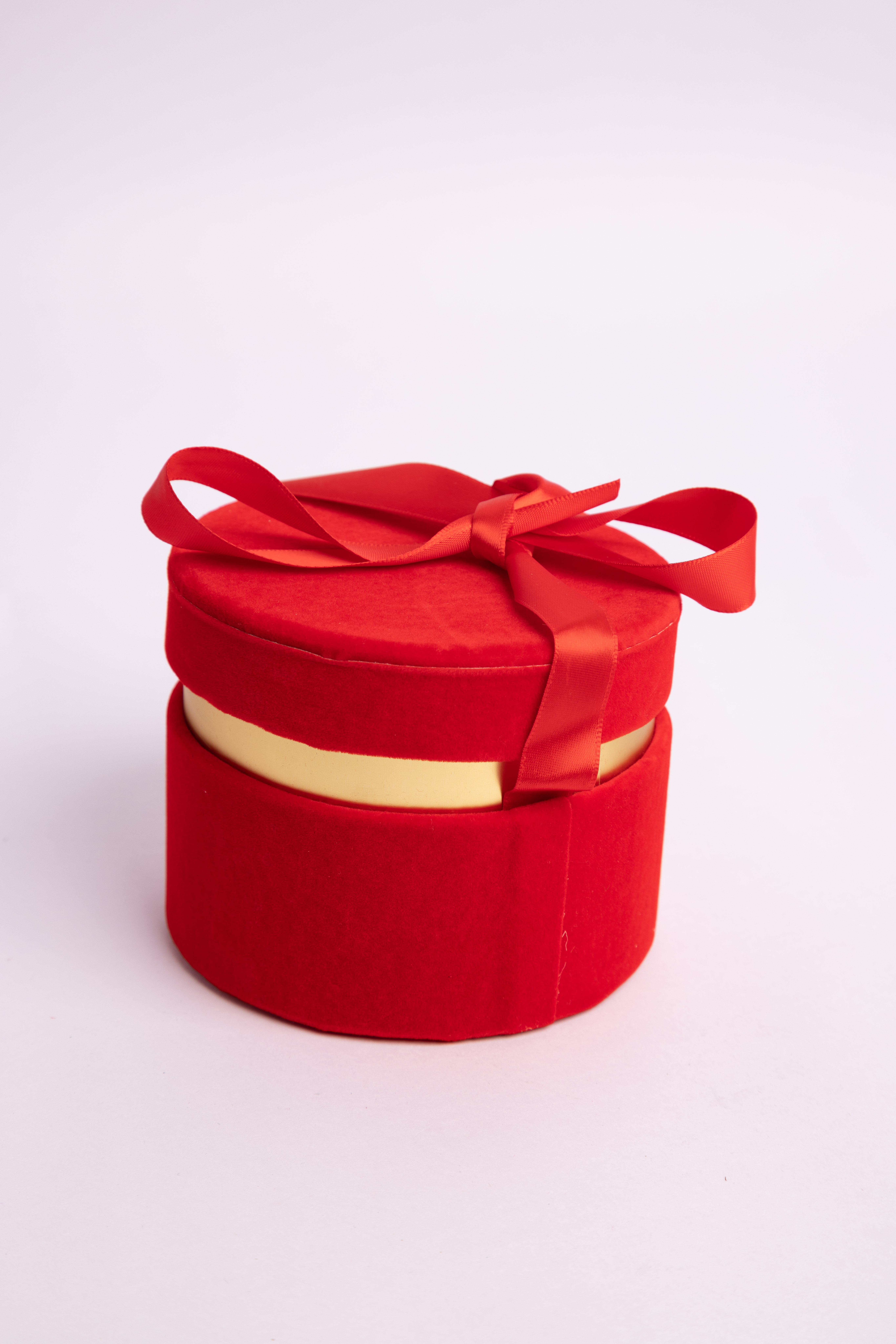 Round box with ribbon